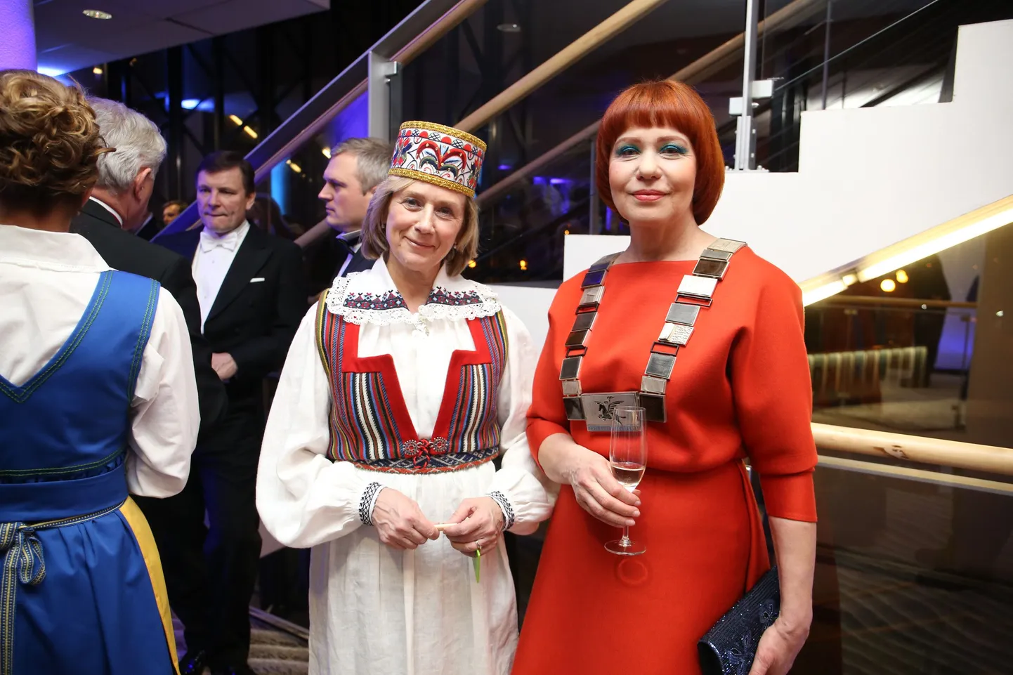 Külalised Jõhvi kontserdimajas presidendi vastuvõtul. Urve Tiidus ja Signe Kivi.