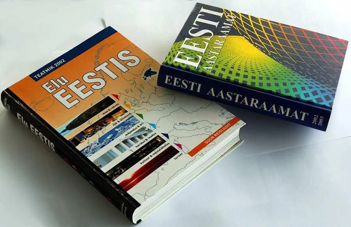 Teatmeteosed "Elu Eestis" ja "Eesti aastaraamat".