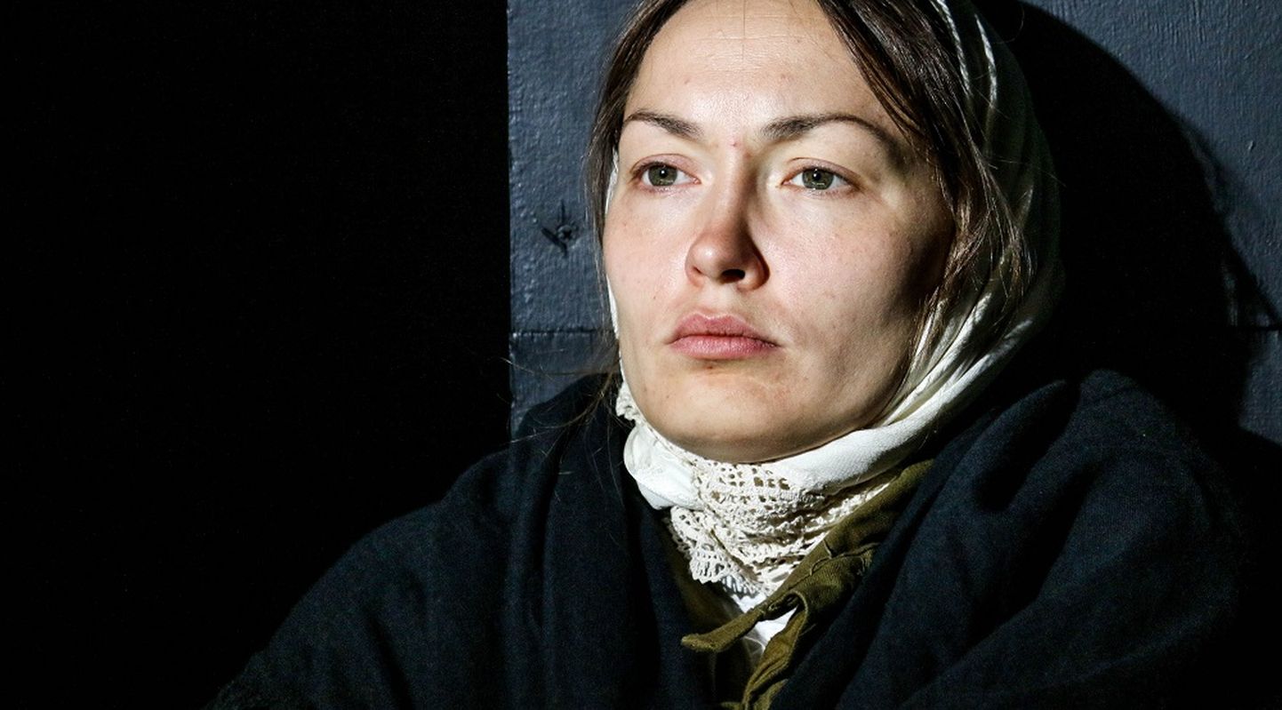 Актриса с кохтла-ярвескими корнями Арина Лыкова в спектакле "Живи и помни".