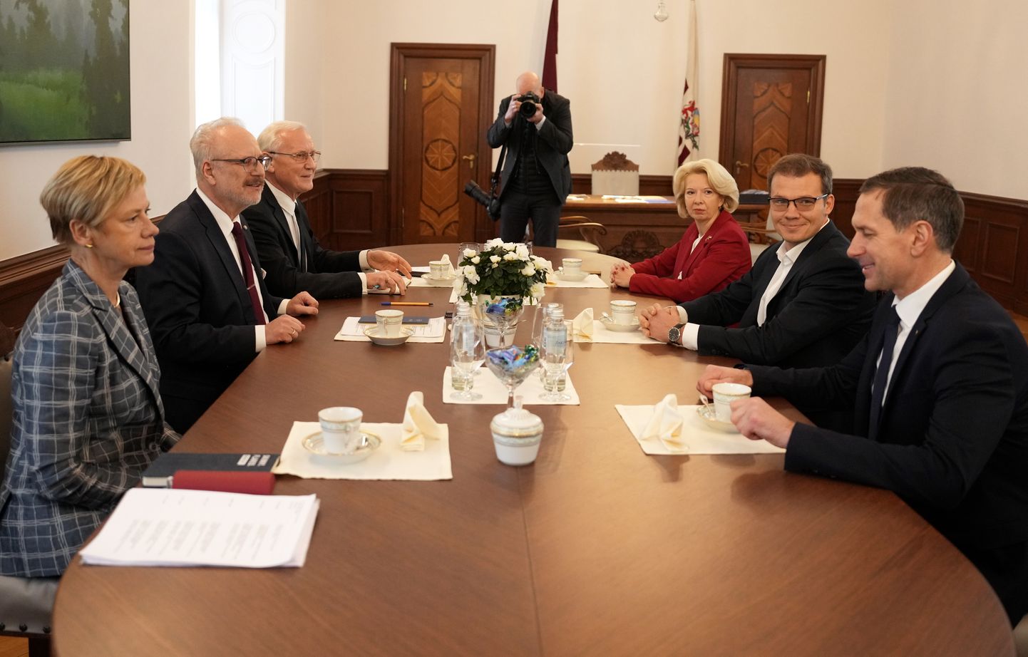 Президент Латвии Эгил Левитс и представители партии Национального объединение.