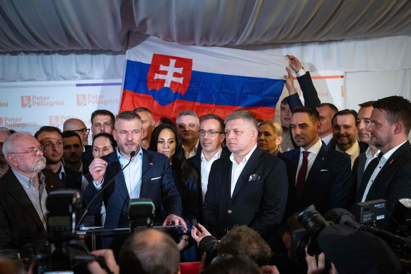 Presidendikandidaat Peter Pellegrini (vasakul) ja Slovakkia peaminister Robert Fico rääkisid ajakirjanikega pealinnas Bratislavas pärast Pellegrini valimisvõidu ametlikku teadet.