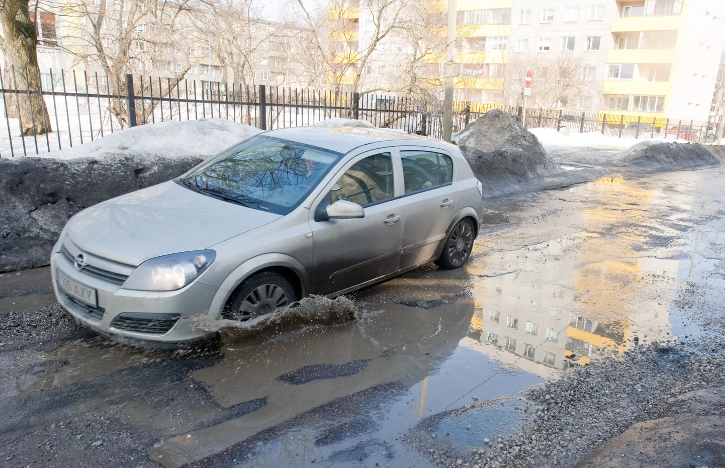 Ямы на улице Палласти