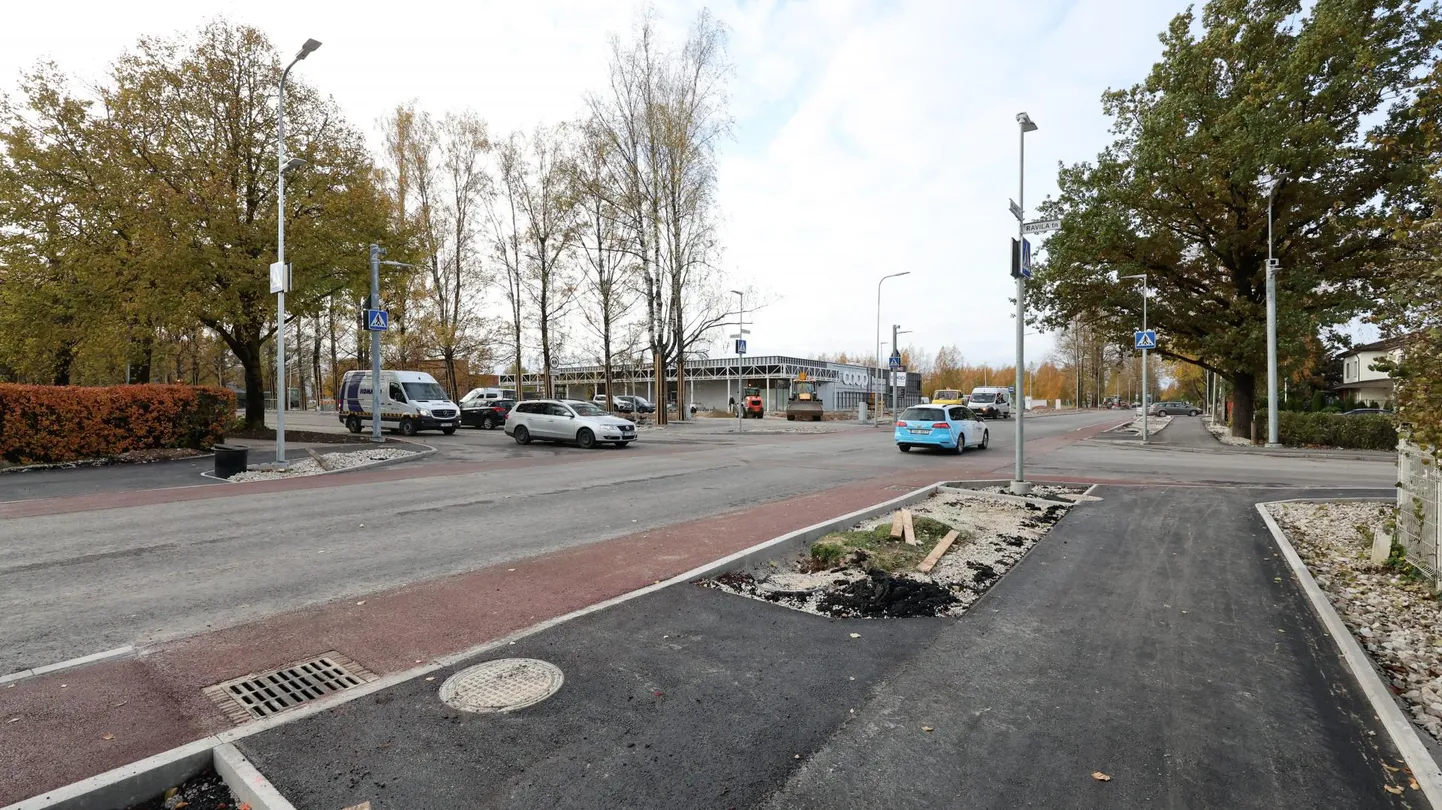 Ravila tänava ja Viljandi mnt ristmikul on uus asfalt paigas, rattarajad suurel jaolt valmis. Liigelda saab, aga parema käe reeglist lähtudes, sest foore veel ei ole.