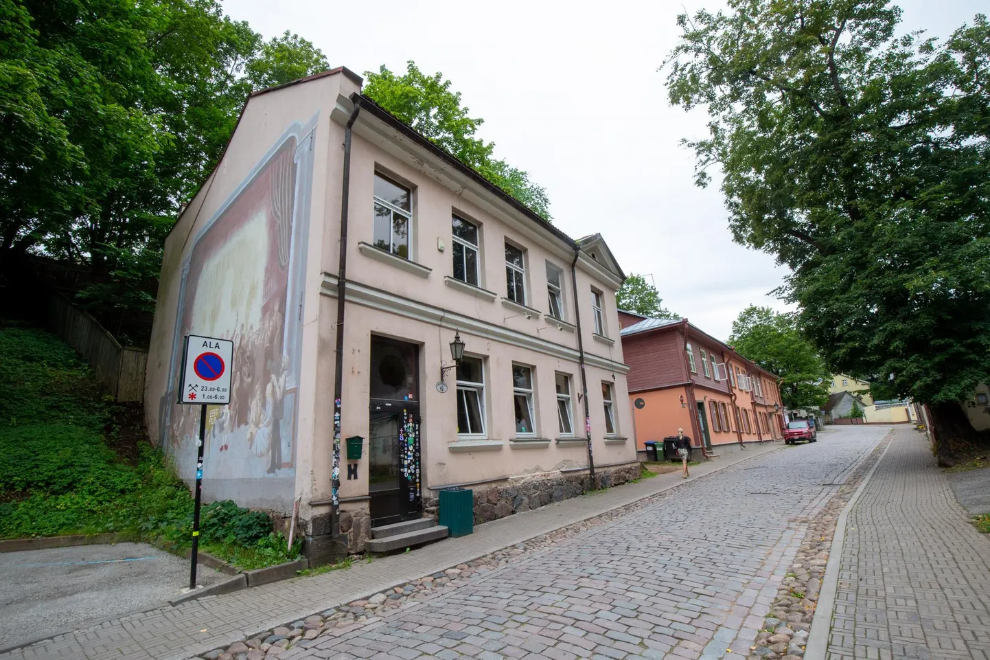 Vallikraavi 6 oli seitse aastat koduks kultuuribaarile Naiiv, mis kolis sealt juunis uude kohta. Nüüd otsib Vallikraavi 6 omanik sinna uut rentnikku.
