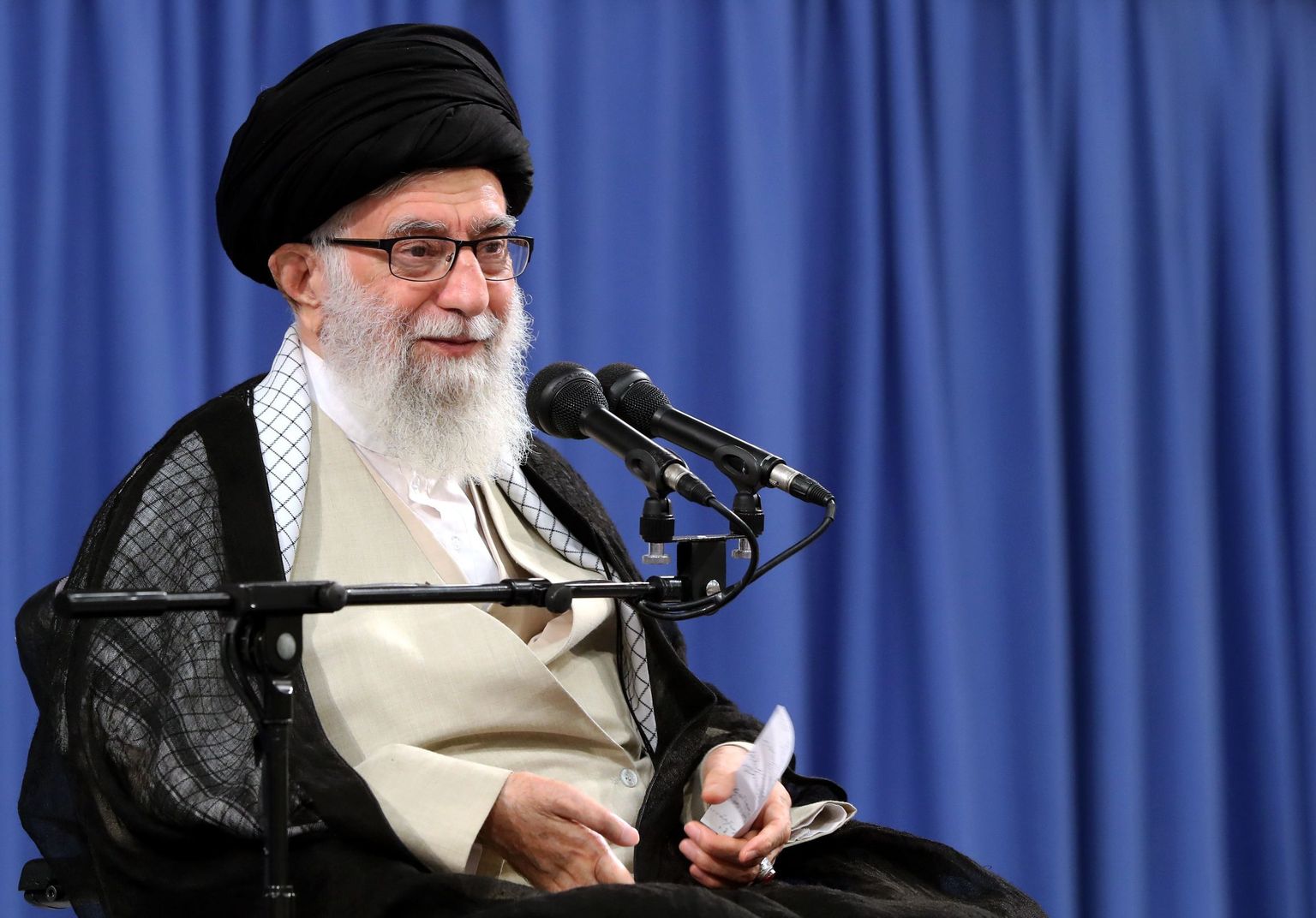 Iraani kõrgeim juht ajatolla Ali Khamenei teisipäeval Teheranis kohtumisel vaimulikega fotol, mille tegi avalikuks Khamenei kantselei.