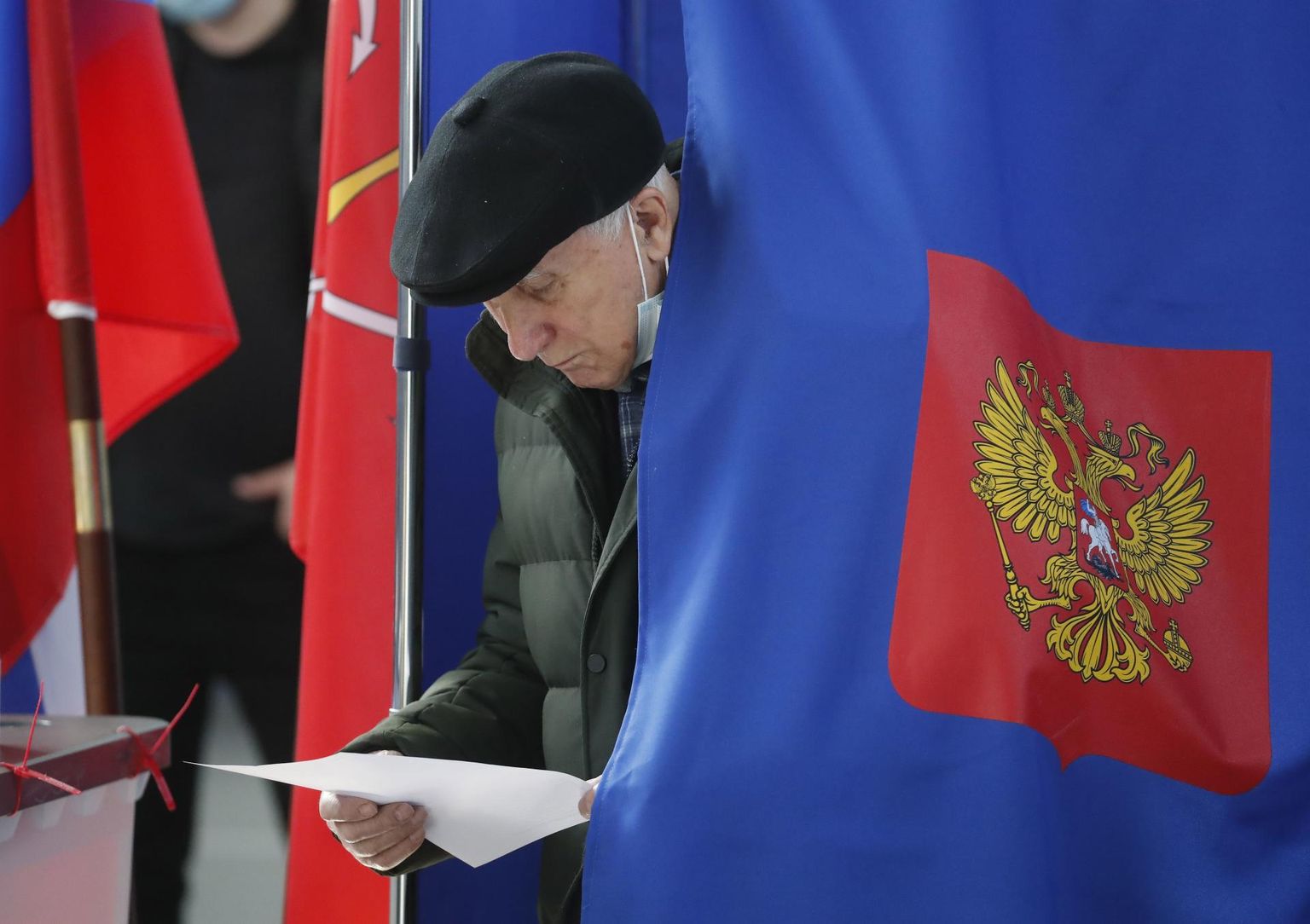 Valija Peterburis hääletamiskabiinist väljumas.  FOTO: Anatoli Maltsev / EPA / Scanpix