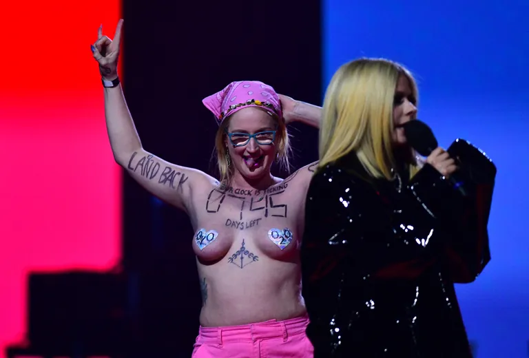 Palja ülakehaga meeleavaldaja tahtis levitada sõnumit rohevööndi päästmise kohta. Paraku ei meeldinud ta eriti Avril Lavigne'ile.