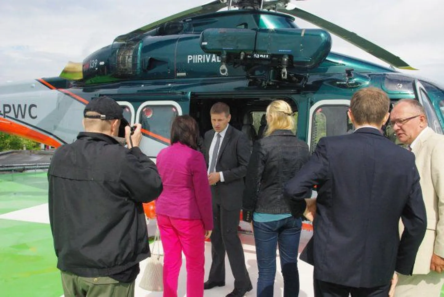 Ханно Певкур прилетел из столицы в Отепя на вертолете погранохраны