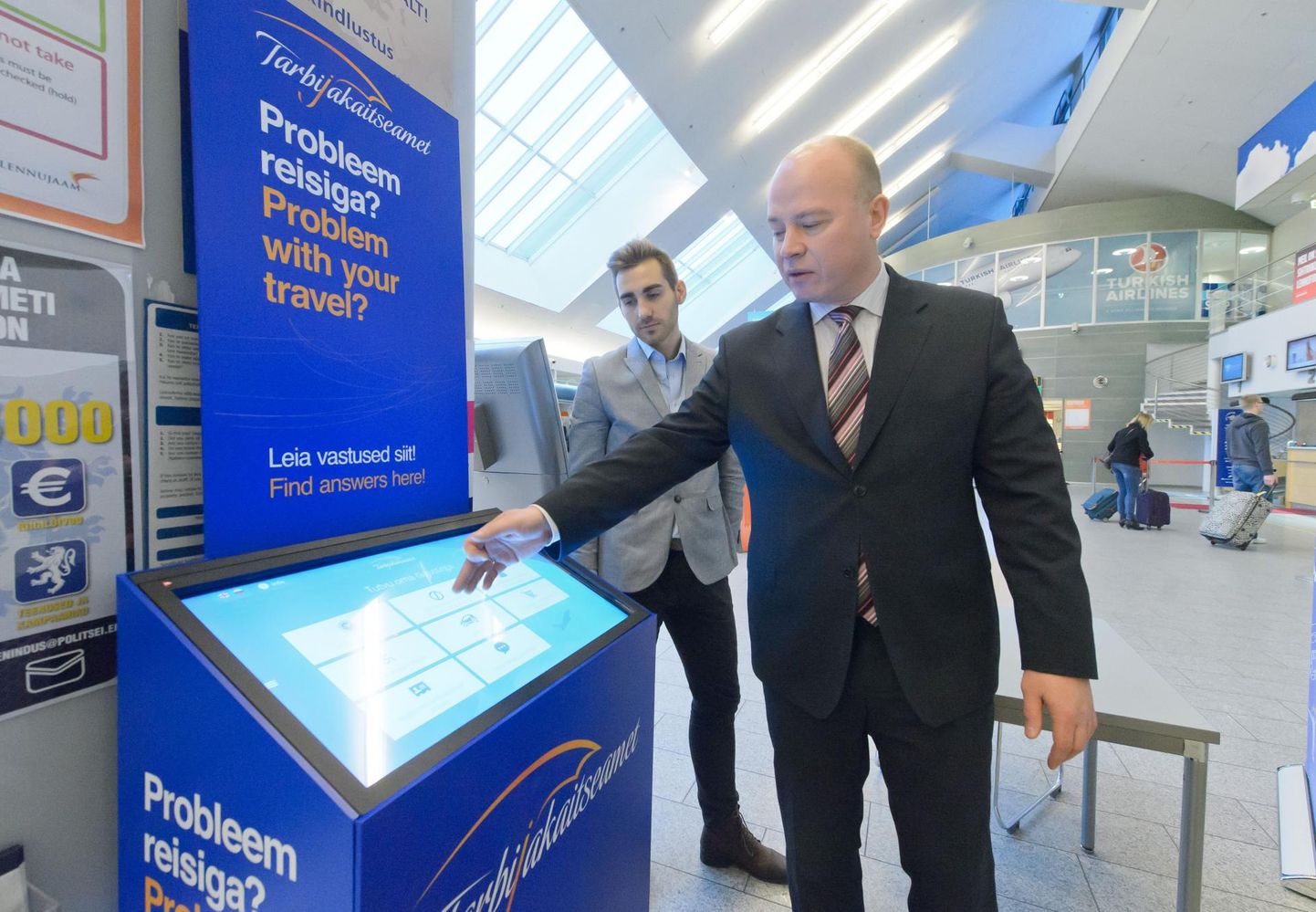 Tarbijakaitseameti infokiosk jagab reisimurede korral suuniseid Tallinna lennujaamas. Pildil ameti peadirektor Andres Sooniste.