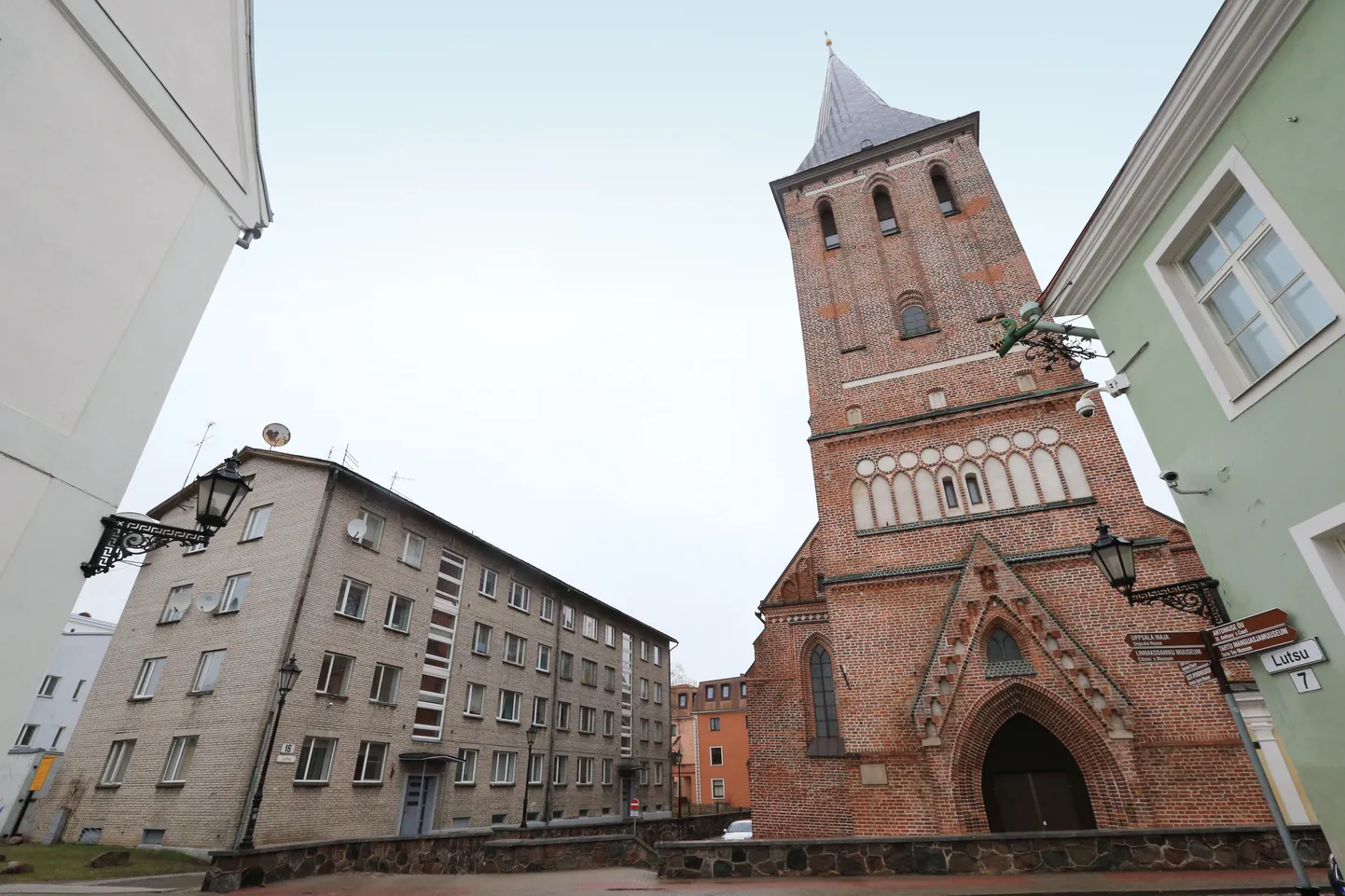 Tartu südalinna Jaani kiriku külje alla rajatud hruštšovka on paljudel linlastel juba ammu hambus, pilootprojekti raames peaks hoone saama ka kenama ilme.