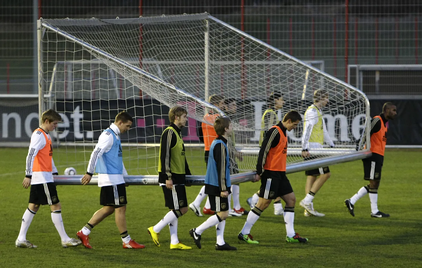 Saksamaa jalgpallikoondise mängijad treeningul väravat kandmas