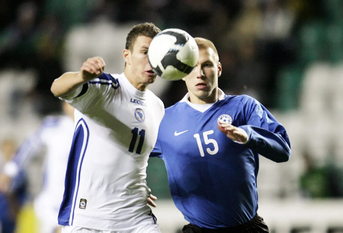 Ragnar Klavan (sinises).