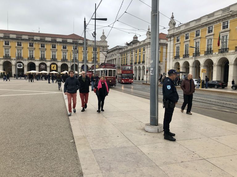 Politsei valvamas Comercio väljaku ääres, mis on üks Lissaboni turistiderohkemaid paiku. Seal võib tihti näha ka narkodiilereid, kes turistidele erinevaid aineid pakuvad.
