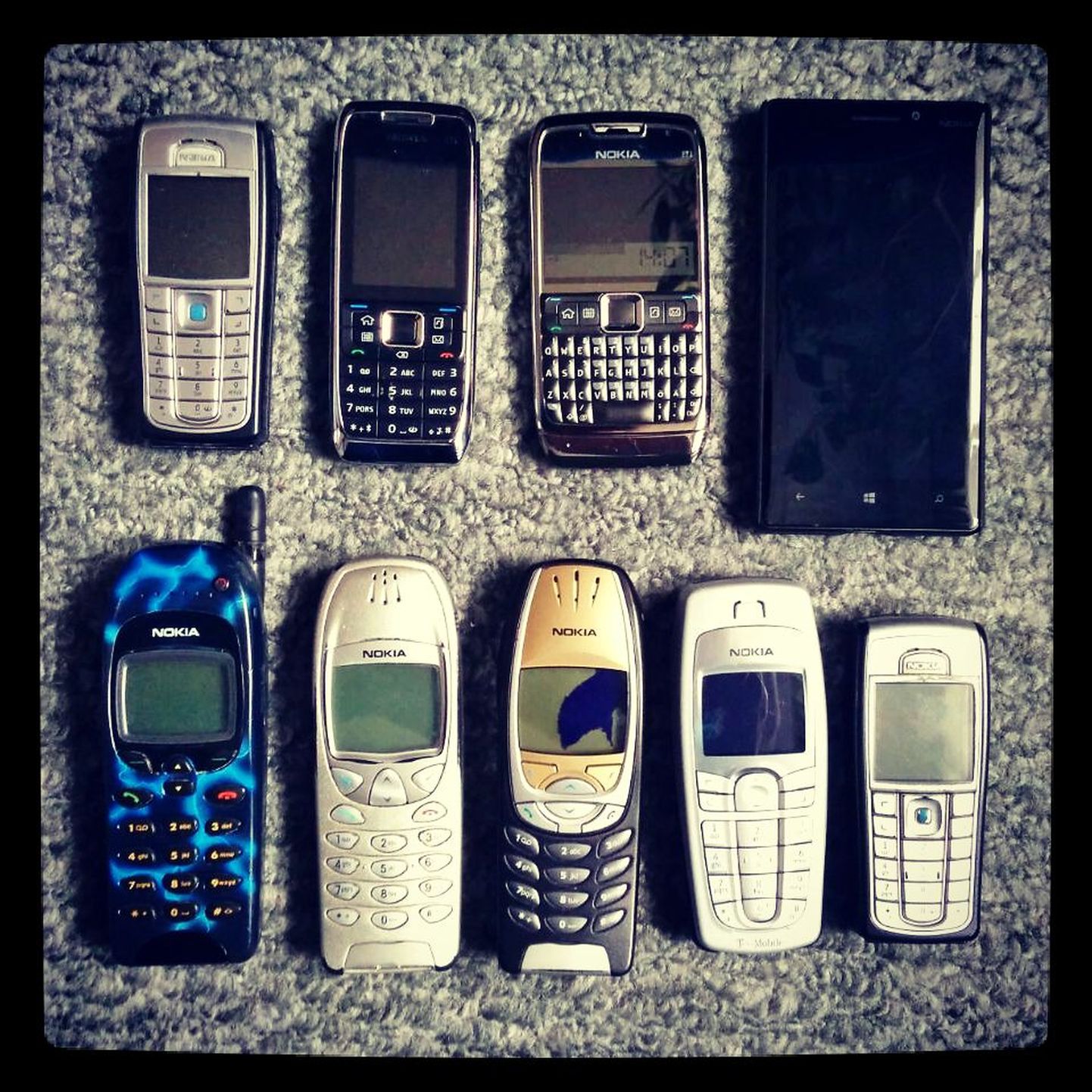 Sellelt pildilt on küll puudu see kõige esimene mobiil - Nokia "banaan" 8110 aga selle eest on pildil minu kogu järgnev Nokiate ajalugu.