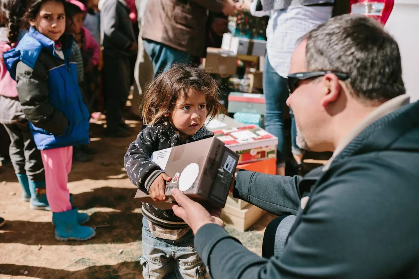 Põgenike lastele kampaaniaga kokku kogutud kingipakkide üle andmine selle aasta alguses Jordaanias.