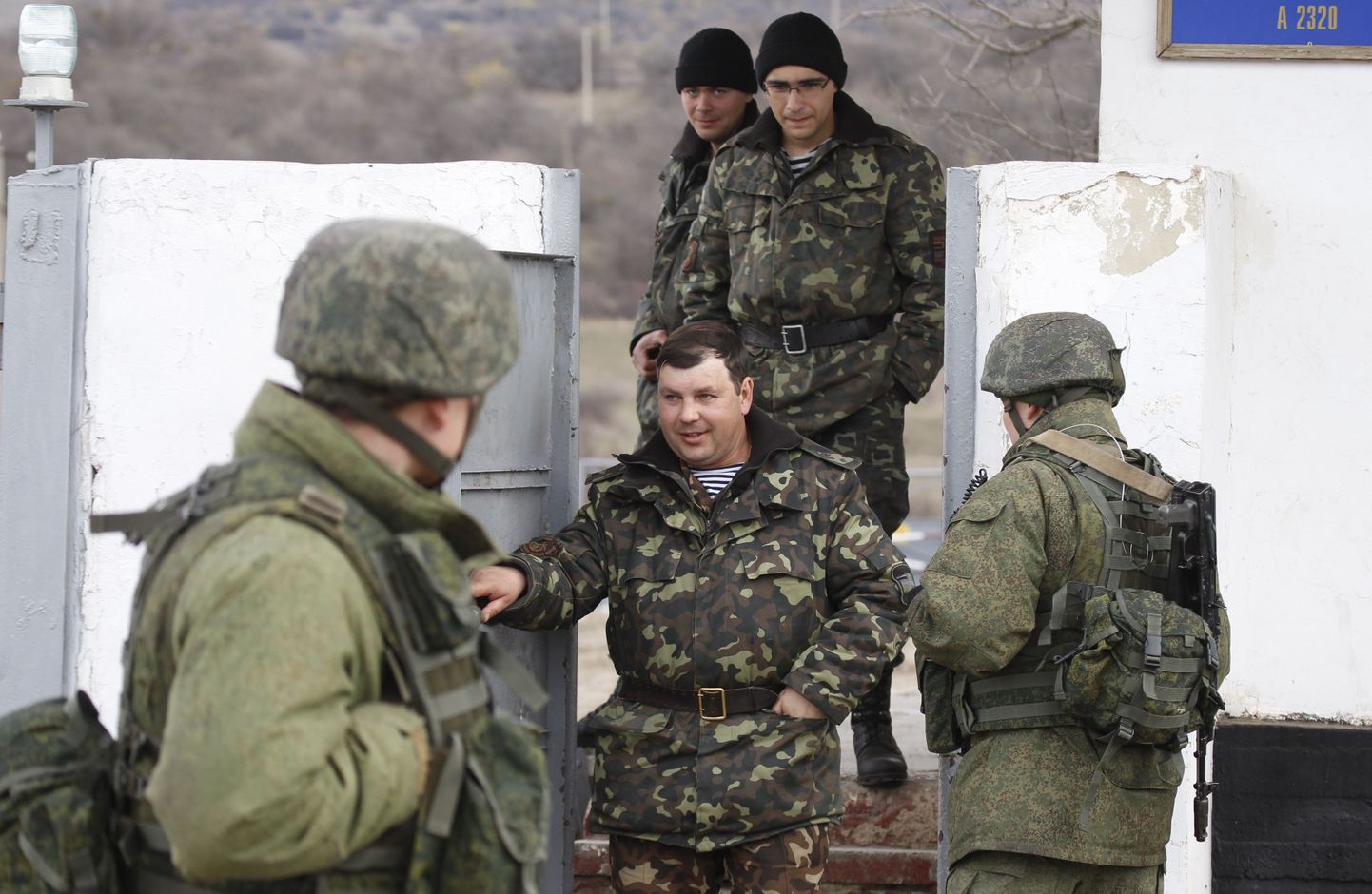 Vene sõdurid (esiplaanil) ja Ukraina relvajõud Krimmi poolsaarel.
