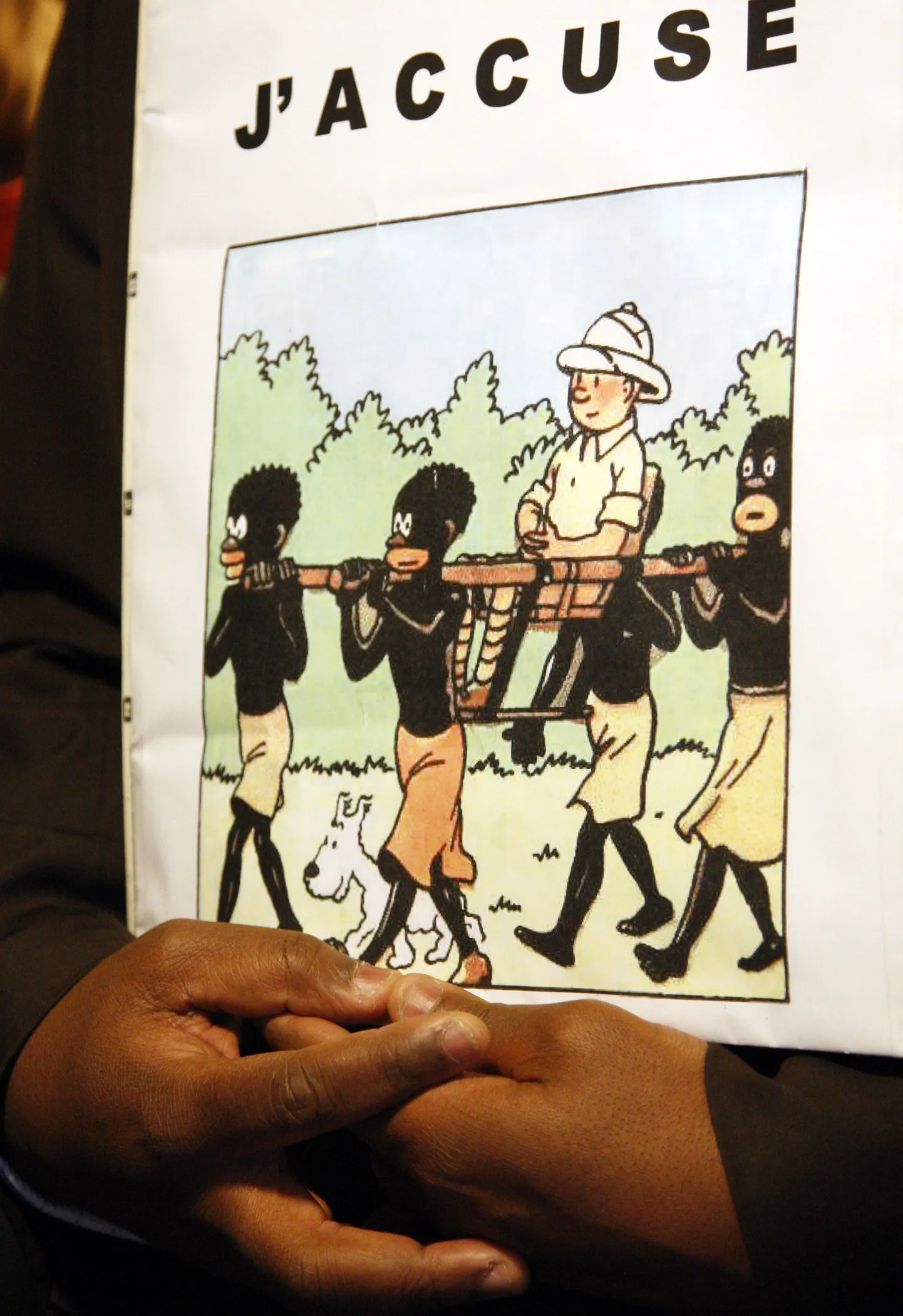Tintini-raamatuid kohtu kaudu keelustada püüdnud Kongo päritolu Bienvenu Mbutu Mondondo hoidmas käes vastuolulist koomiksit. Kuigi kohus hagi ei rahuldanud, pole näiteks Tintini Kongo-raamatut Ameerika Ühendriikides kunagi avaldatud.