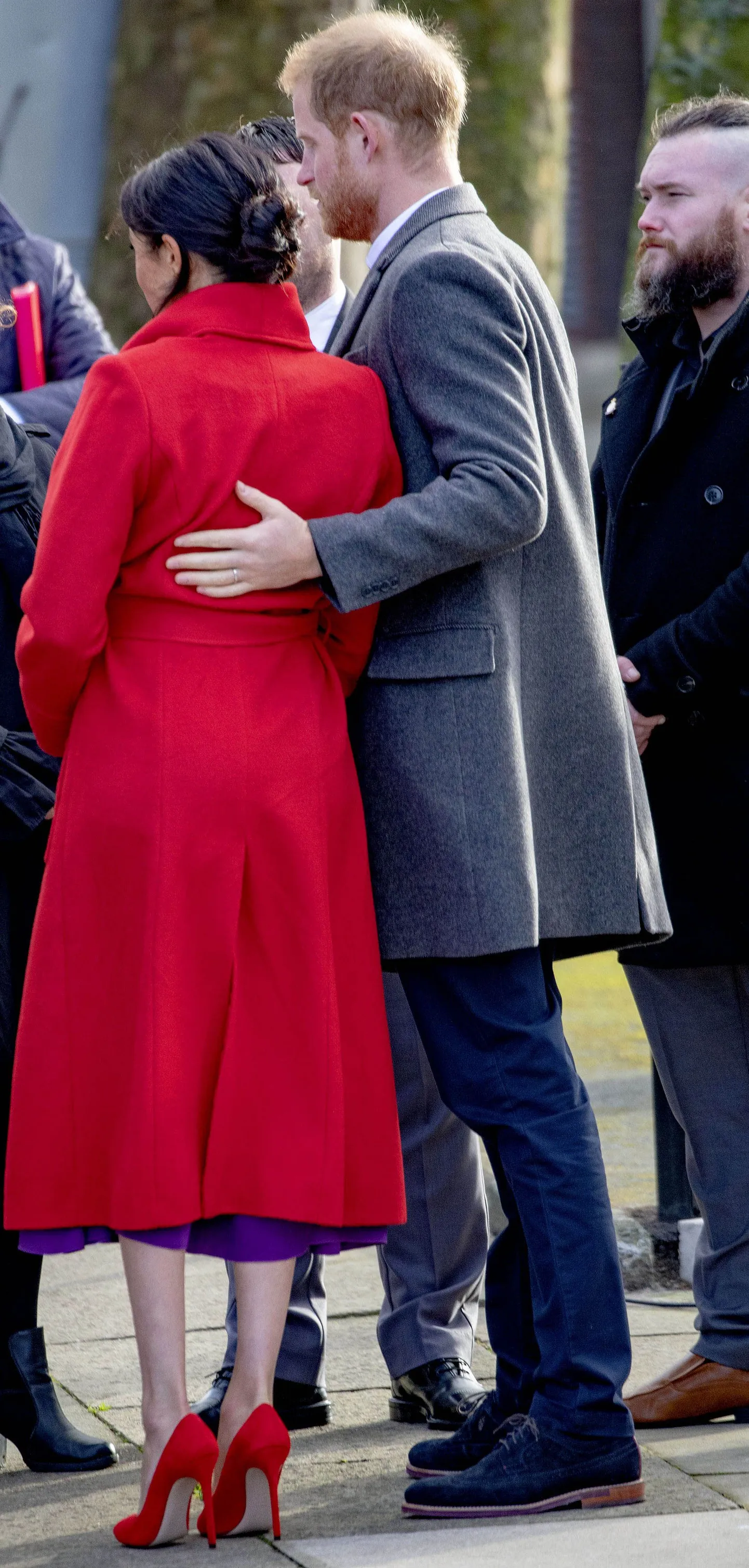 Sussexi hertsoginna Meghan ja prints Harry 14. jaanuaril Inglismaal Birkenhead. Kehakeele eksperdi teatel käitub Harry oma naise ja sündimata lapse suhtes ülikaitsvalt