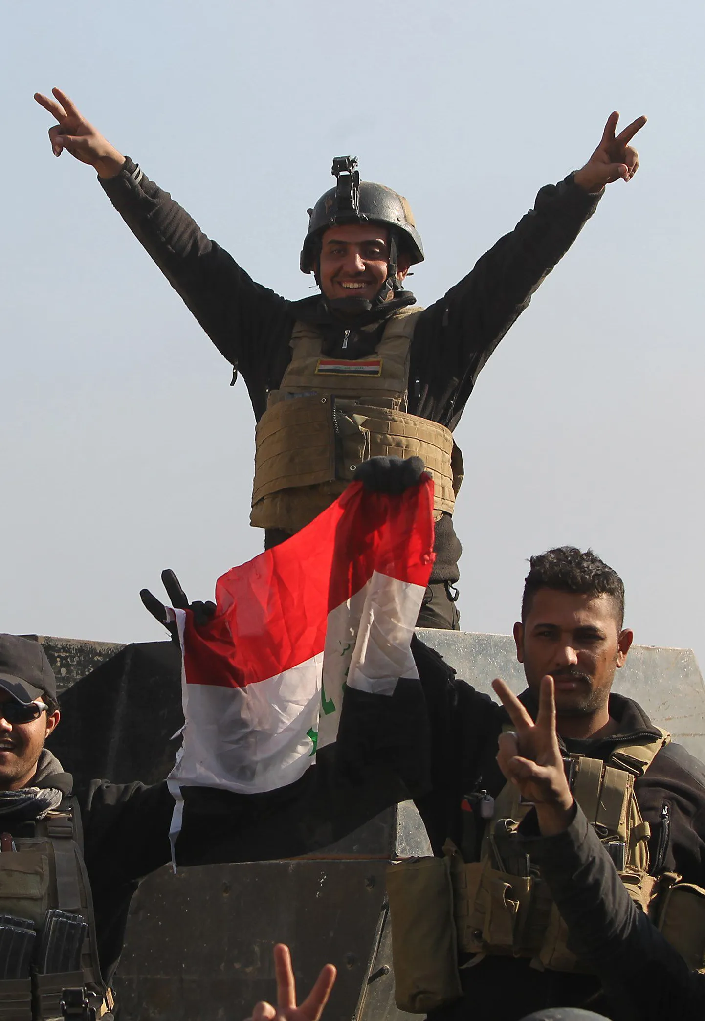 Иракские солдаты в Рамади радуются освобождению города от боевиков "Исламского государства".