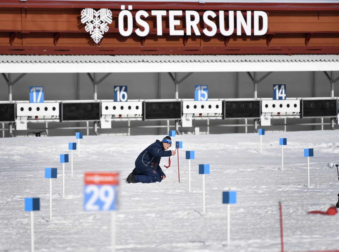 Ettevalmistused Östersundis tänasteks ühisstartideks. Tugeva tuule tõttu on korraldajatel tavapärasest rohkem tööd.