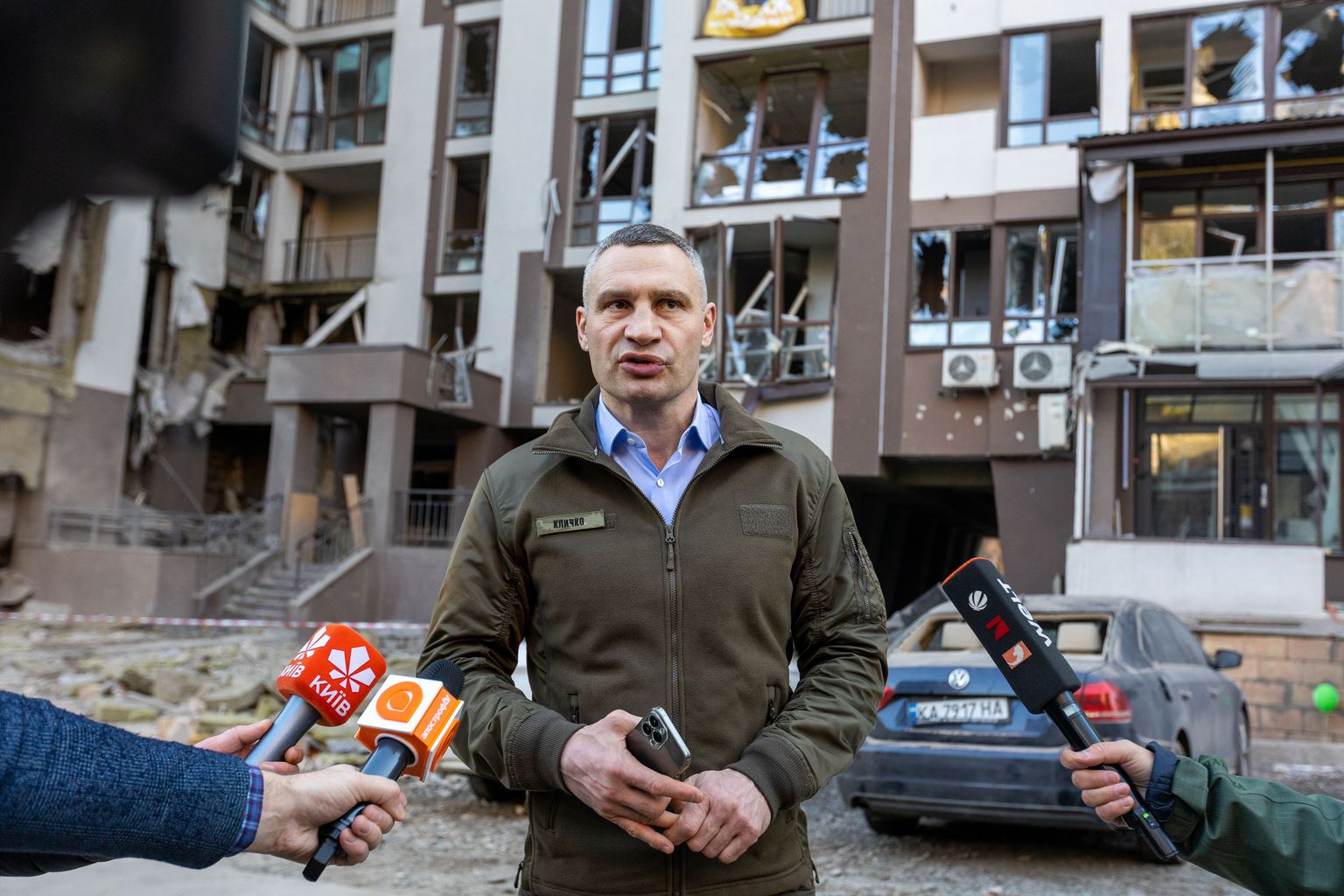 Kiievi linnapea Vitali Klõtško raketitabamuse saanud elumaja ees.