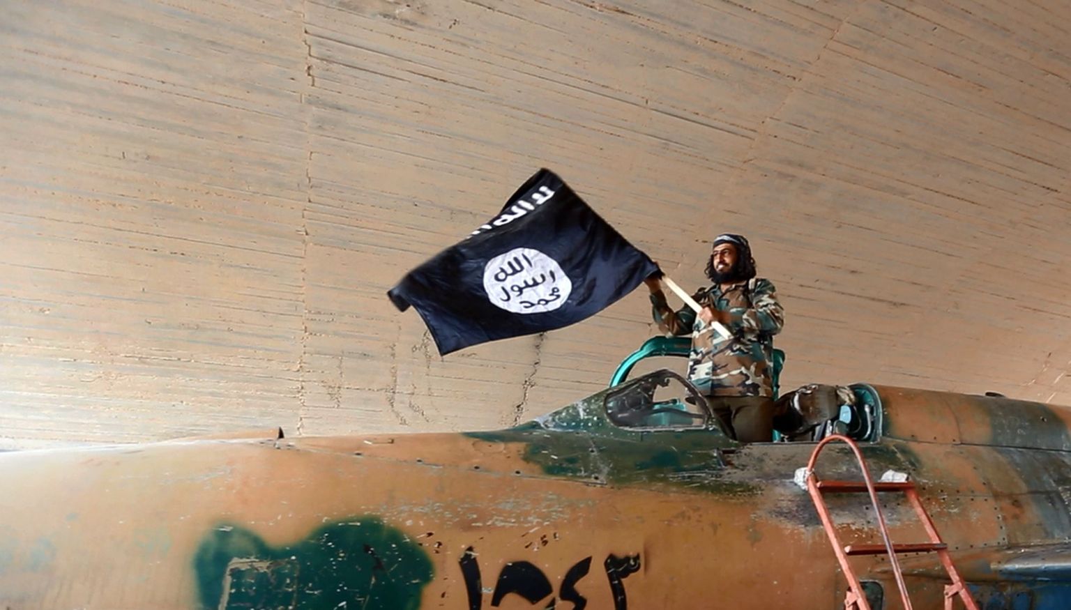 Äärmusrühmituse Islamiriik (ISIS) võitleja lipuga.