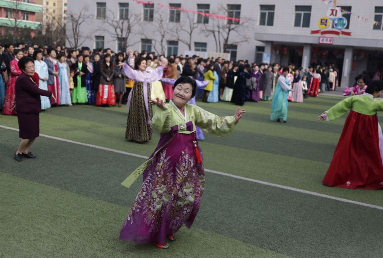 Põhjakorealannad valmisjaoskonna ees tantsimas