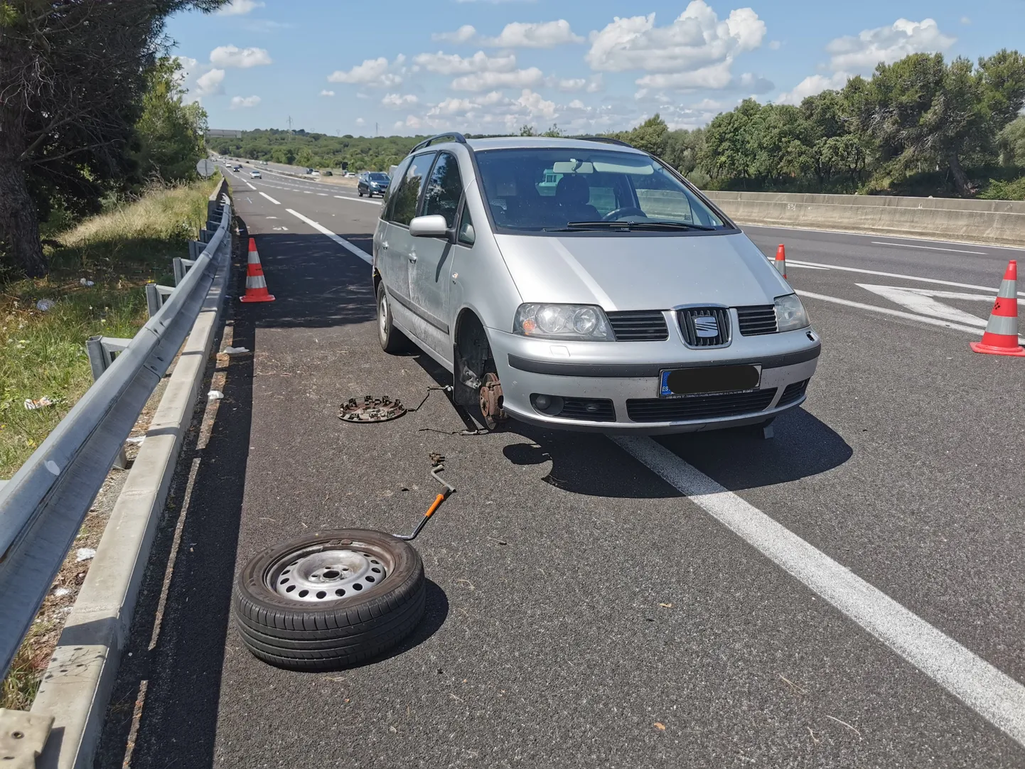Pole midagi paremat kuumast suvepäevast Prantsusmaa kiirteel rikkis autoga, mis on täis oliiviõli kaste.