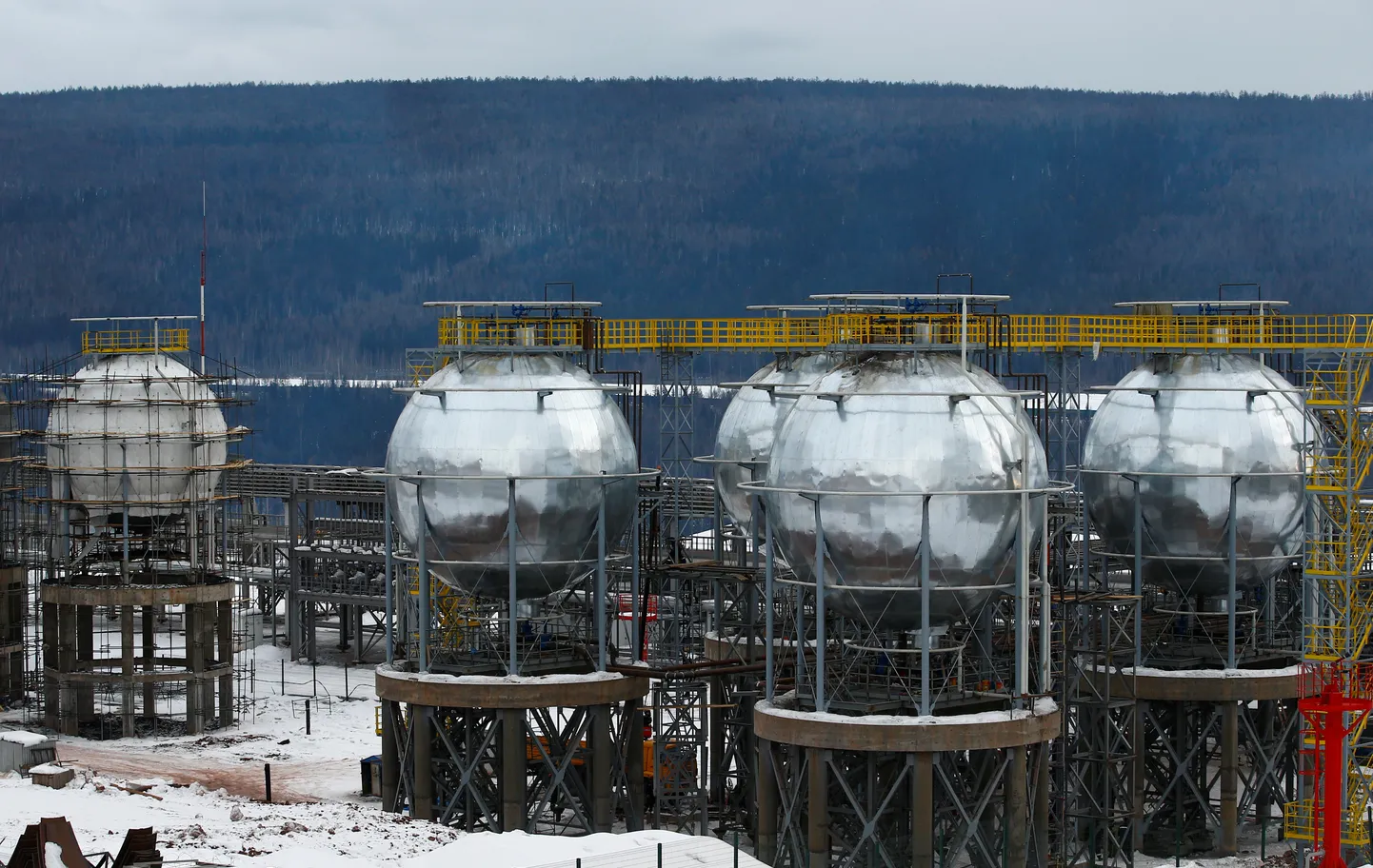 Резервуары для сжиженного газа в Иркутской области, Россия.