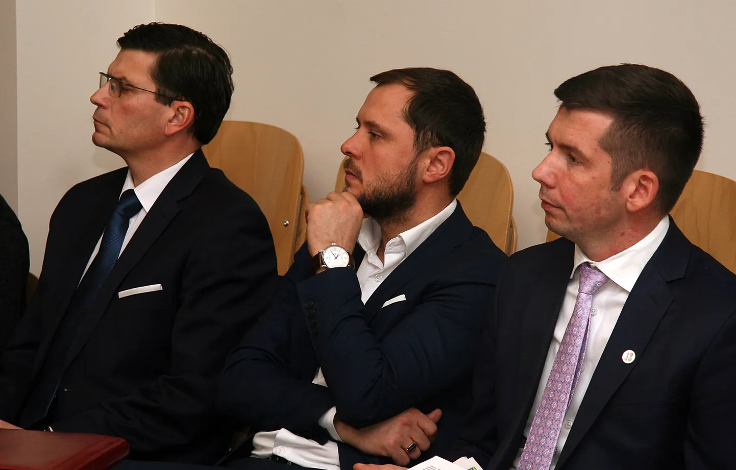 Nii Max Kaur, Aleksei Naumkin kui ka Martin Repinski on kõik keskerakondlased ja saanud lühikest aega ka Jõhvi vallavanema ametit proovida, aga selle kõrval ka omavahel ühtelugu maid jagada.