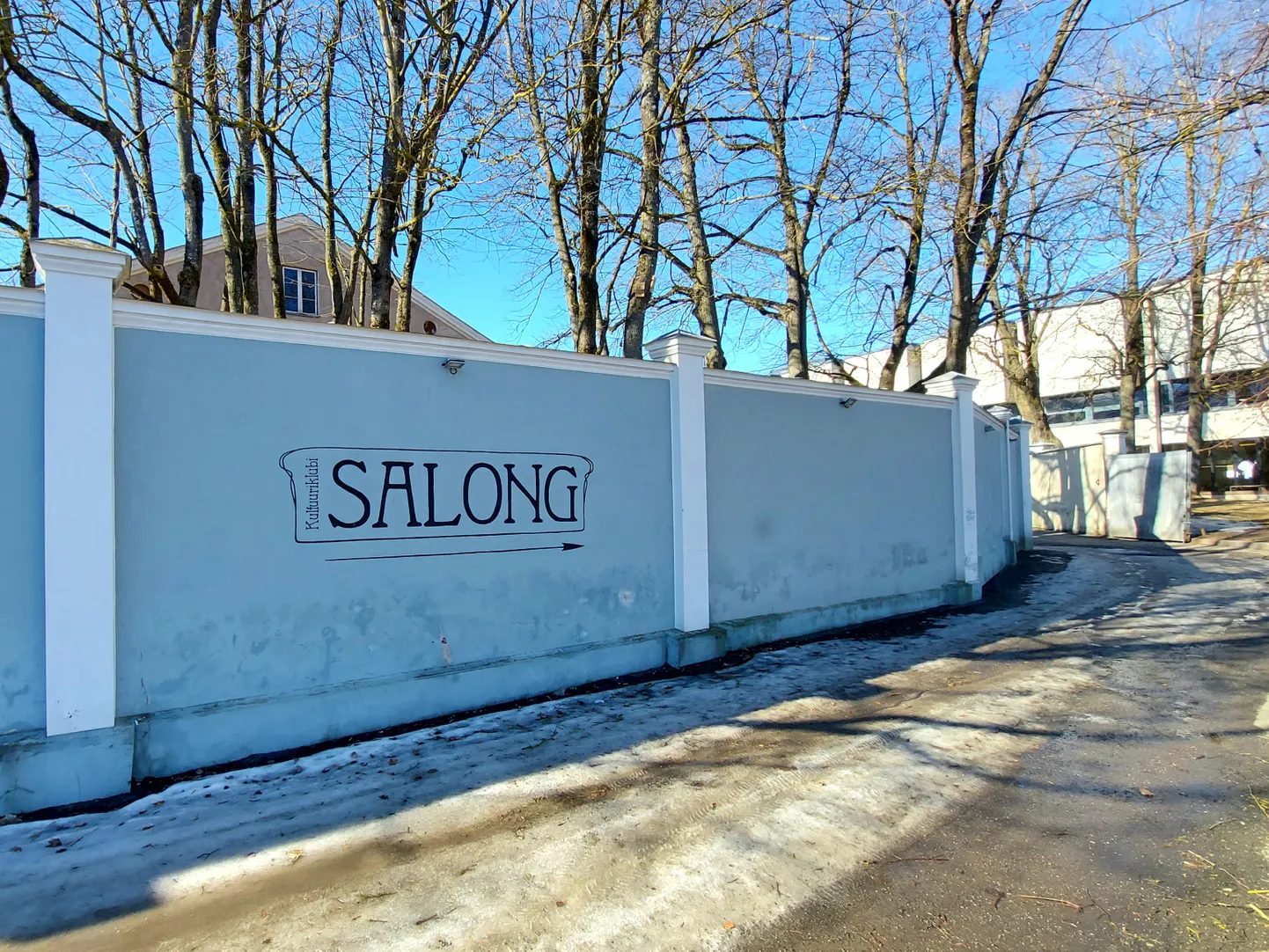 Salongi sissepääs asub kirjandusmaja hoovis.