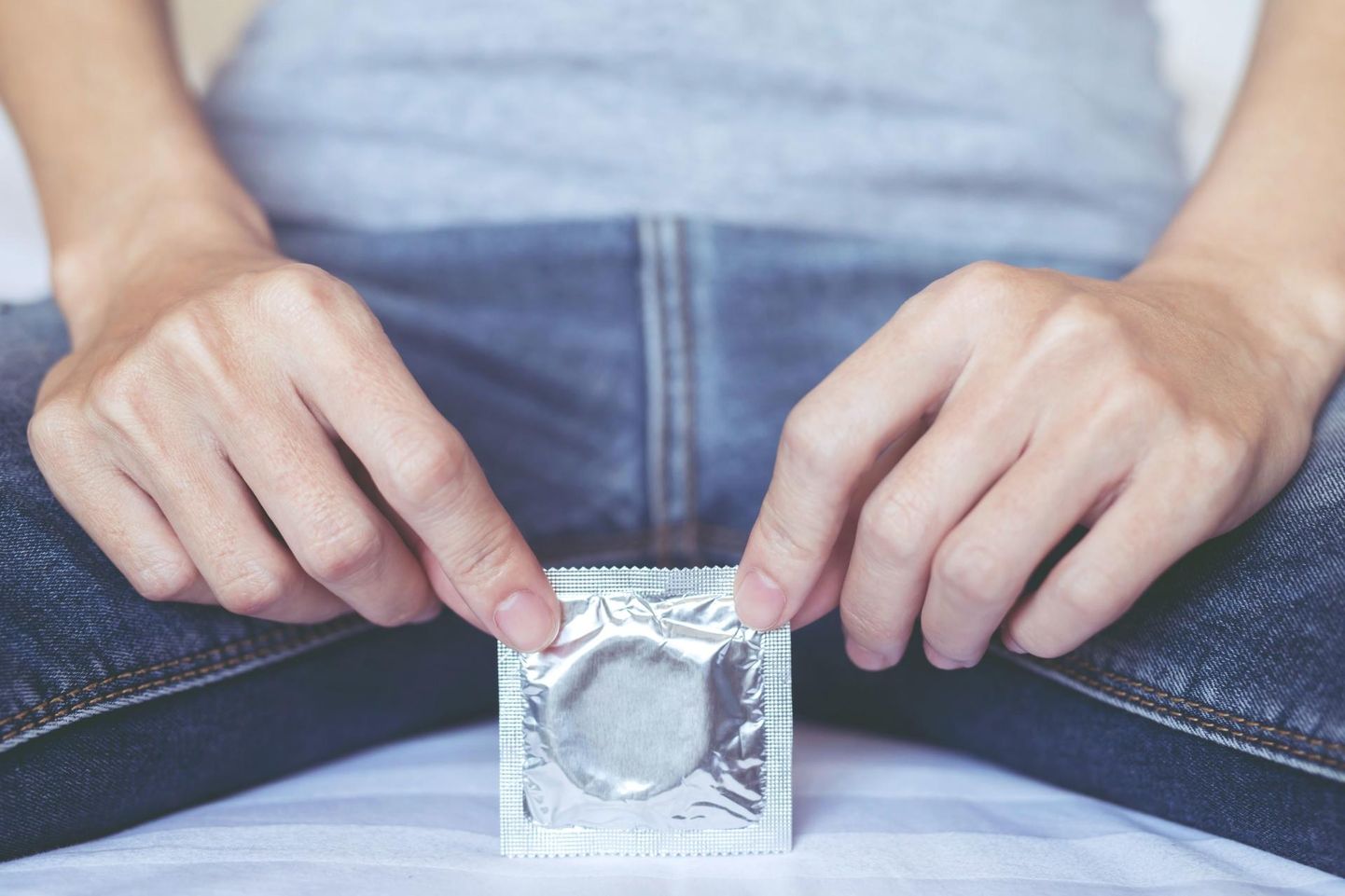 Ainus rasestumisvastane vahend, mis kaitseb ka sugulisel teel levivate nakkuste eest, on kondoom. 