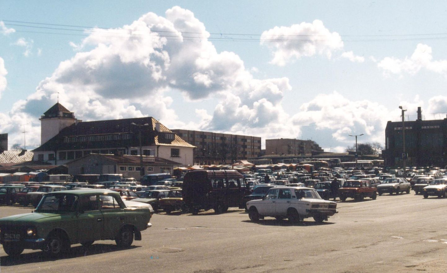 Praegune Rakvere Keskväljak, toonane turuplats, oli kaetud munakivisillutisega ja kasutusel parklana, kus liikluskorraldus oli üsna kaootiline.