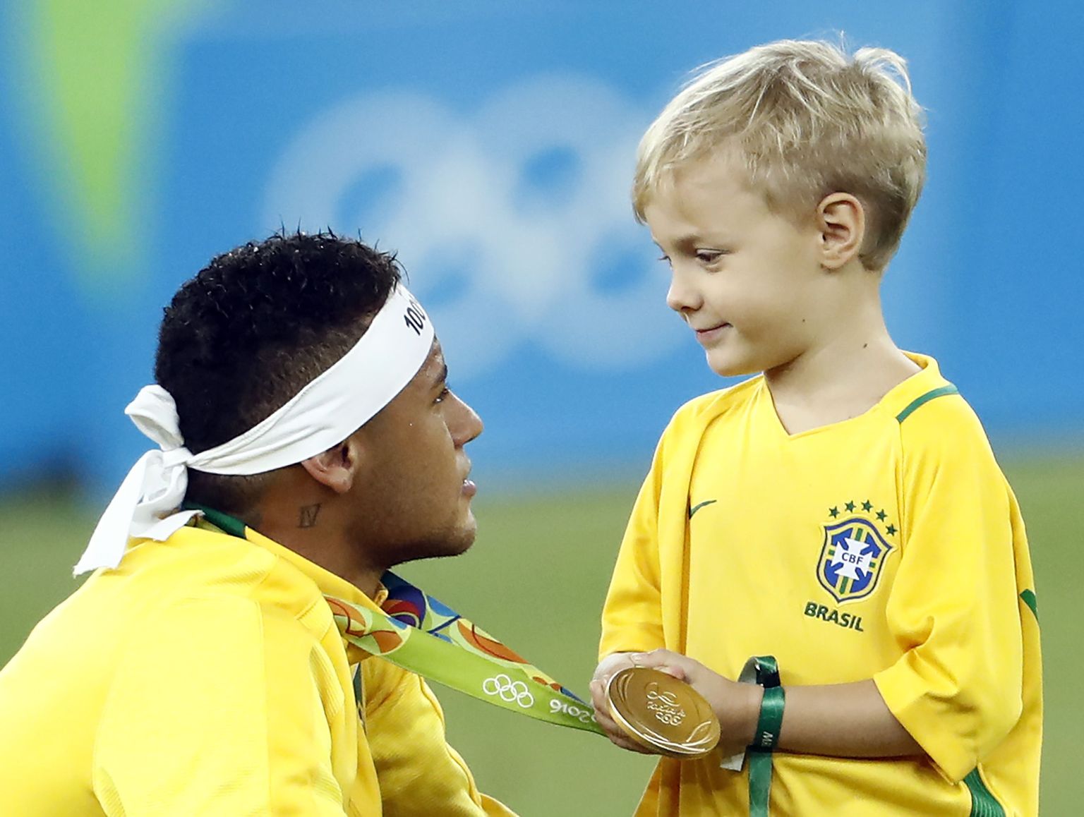 Neymar demonstreerimas oma kuldset medalit pojale Davi Luccale.