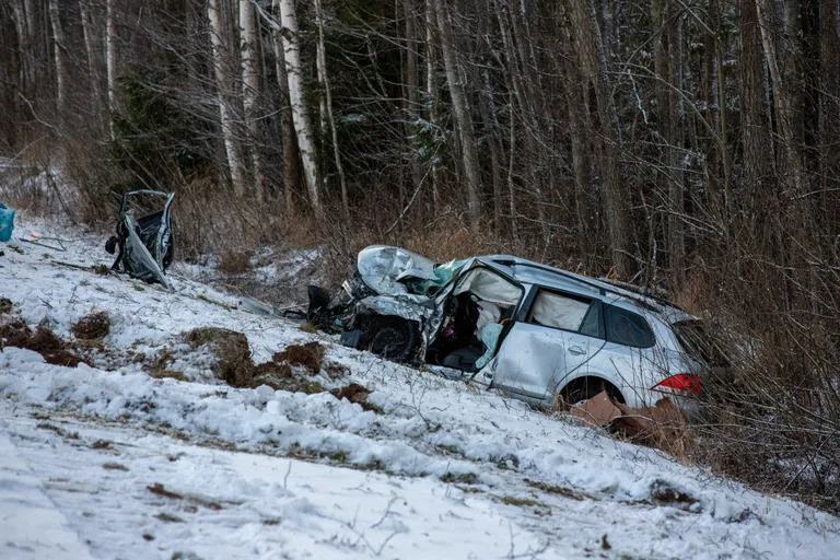 Tallinna–Pärnu–Ikla maanteel Häädemeeste vallas Majaka külas hukkus kolme veoauto ja ühe sõiduauto kokkupõrkes inimene.
