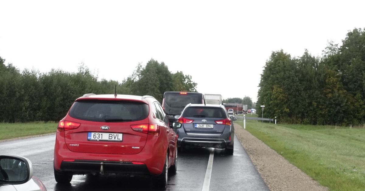 Teade bussireisija võimalikust pommist sulges Pärnu-Rakvere maanteel liikluse