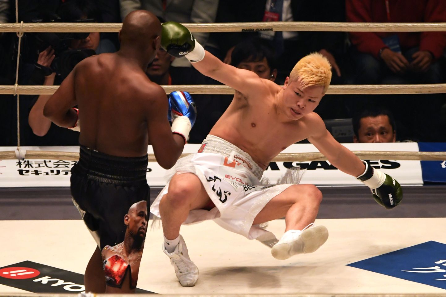 Ameeriklasest poksilegend Floyd Mayweather  (vasakul) nokauteeris viimati  pisut üle aasta tagasi näidismatšil jaapanlasest kickpoksija Tenshin Nasukawa.