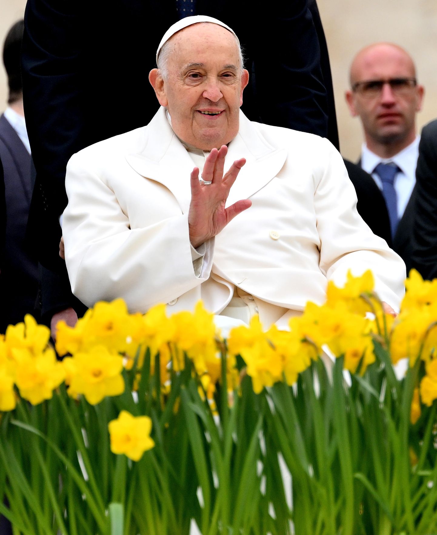 Ratastoolis istuv paavst Franciscus 3. aprillil 2024 Vatikanis Püha Peetruise väljakul pärast üldaudientsi rahvale lehvitamas.