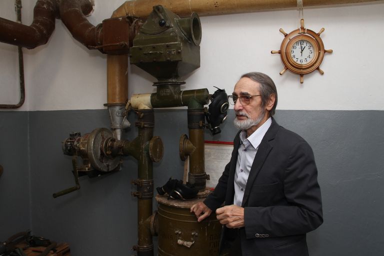 Хранитель Музея Силламяэ Александр Пополитов показывает бомбоубежище в подвале местного ДК.