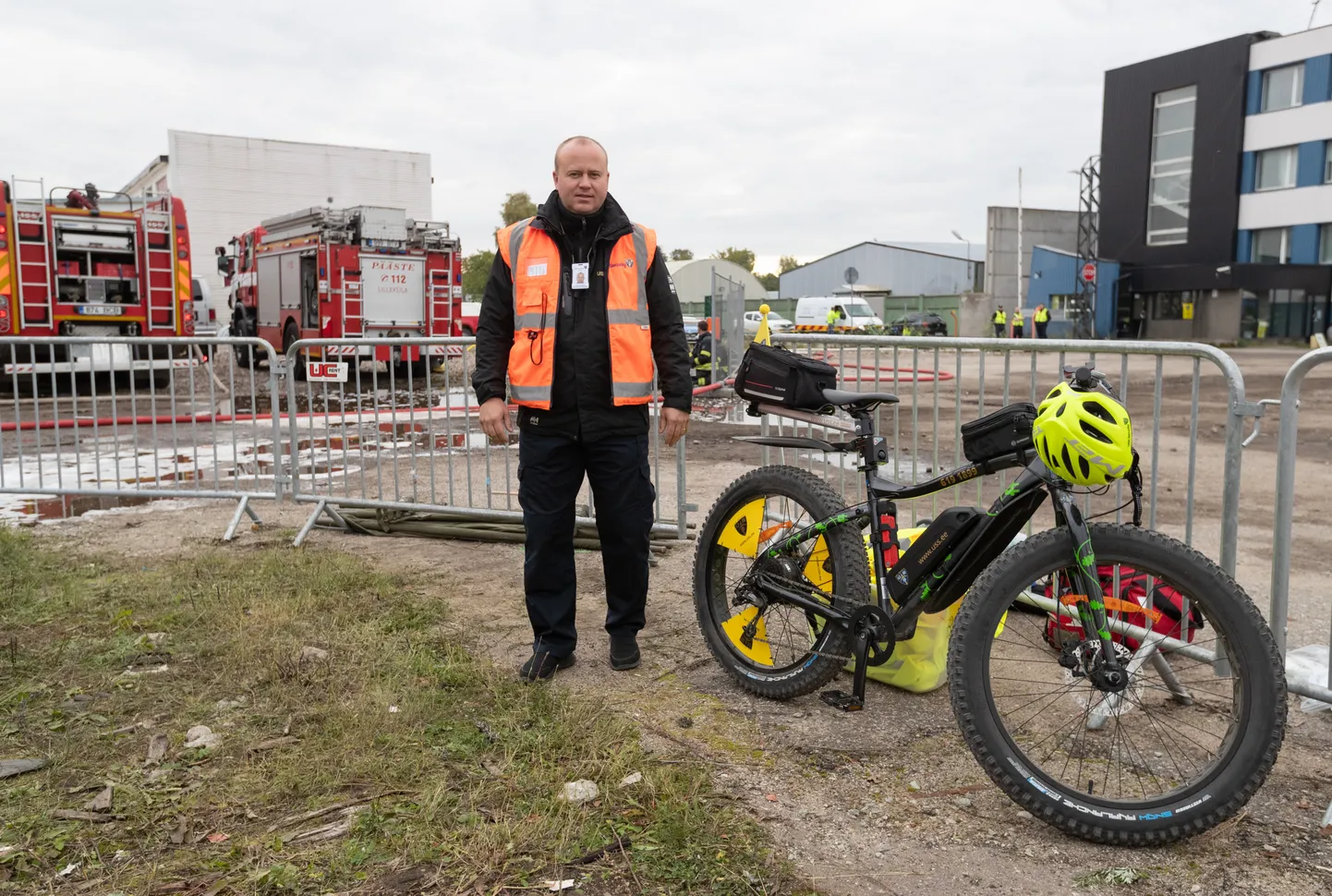 USS Security patrullteenistuse juht Kristo Konks järjekordse innovaatilise töövahendiga - elkektriline fatbike suudab liikuda kuni 25 km/h ja viib turvatöötaja sellistesse kohtadesse, kuhu autoga ligi ei pääse.
