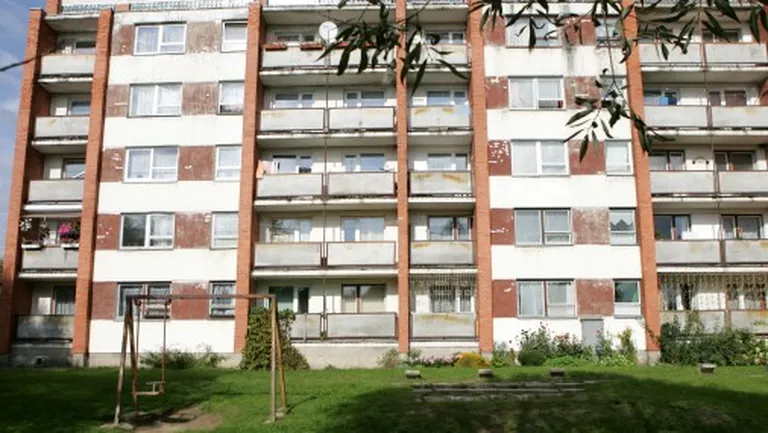 Spēļu laukums un pagalms pie mājas, kur pēdējo reizi pirms pazušanas redzēta bojāgājusī desmitgadīgā Diāna Kozlovska