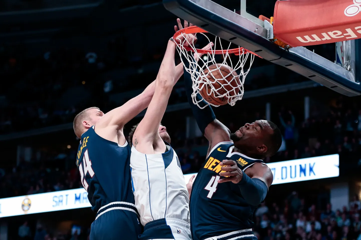 Luka Dončičs izpildot danku.