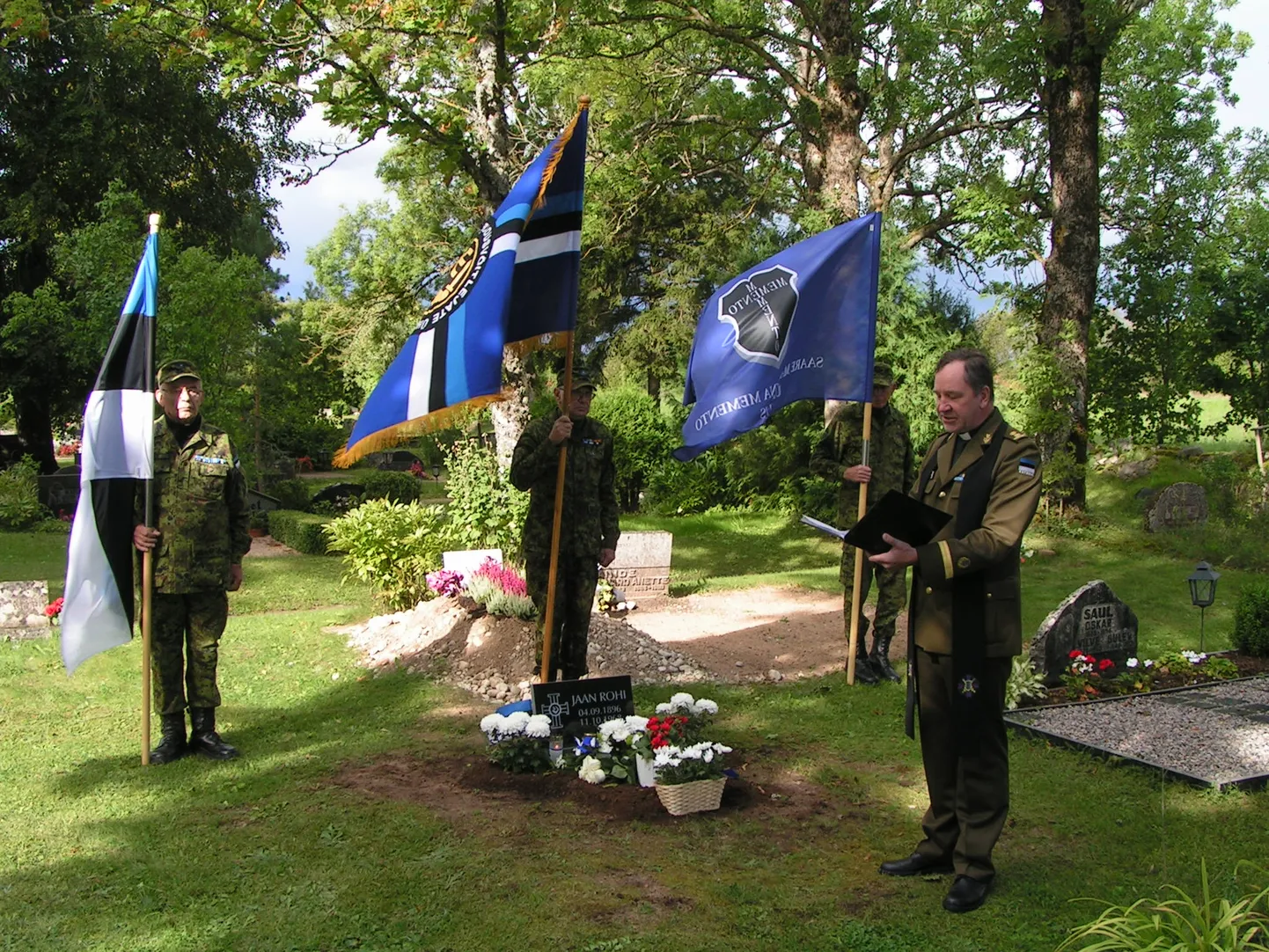 HAUA ÕNNISTAMINE: Esiplaanil kaitseväe peakaplan Gustav Kutsar. Lippe hoiavad Paul Aav, Sulev Metshein ja Peeter Süld.