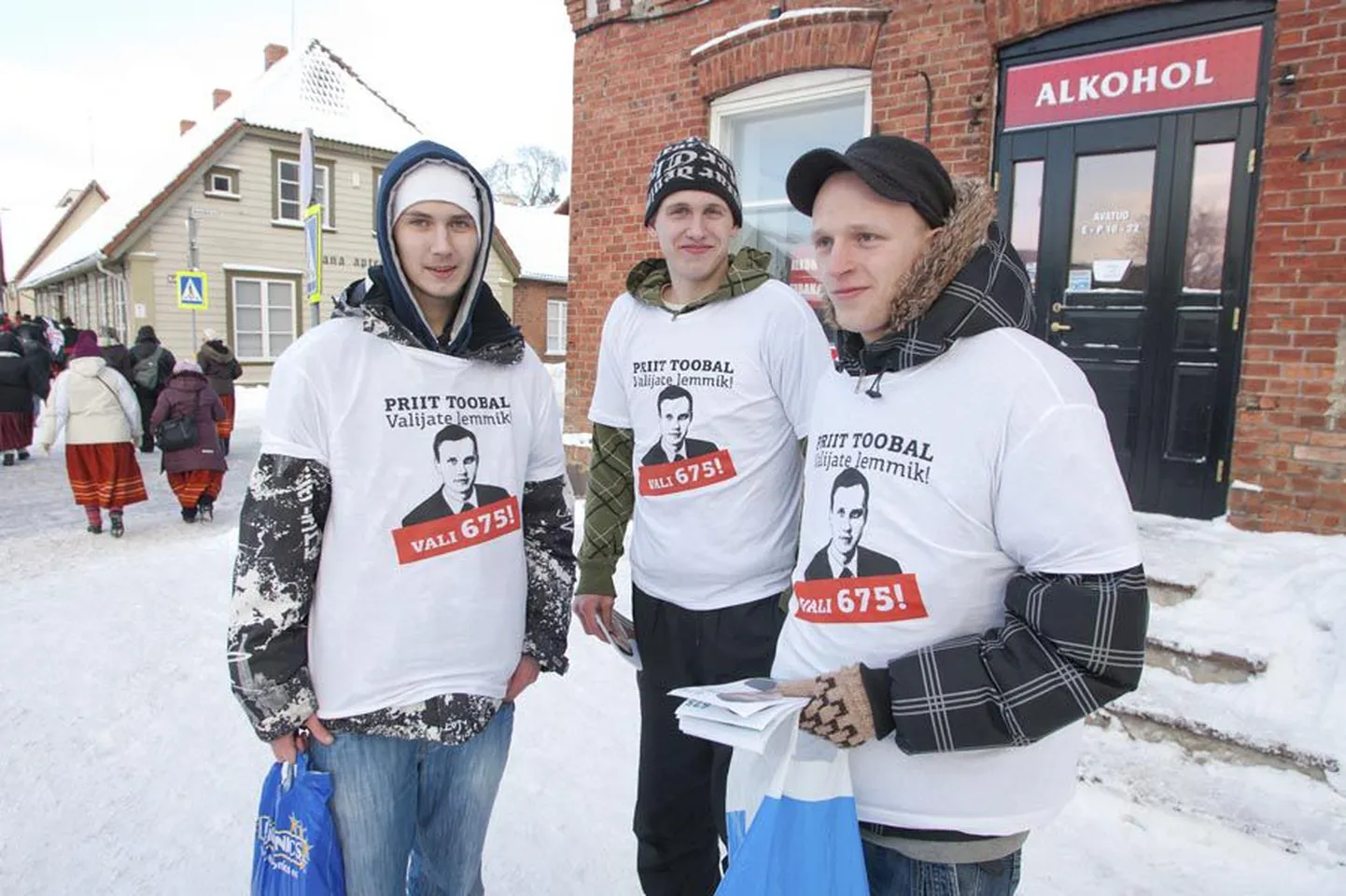 Selliste T-särkide kandmist hindasid politseinikud välireklaamiks, Keskerakonna arvates on särgid aga seaduslikud. Pilt on tehtud 12. veebruaril.