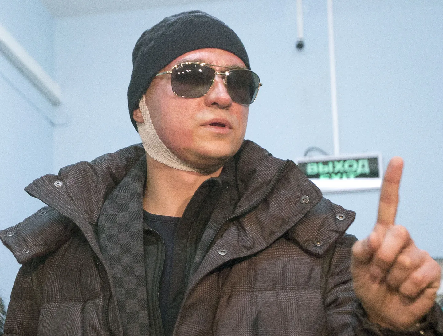 Sergei Filin suhtlemas ajakirjanikega pärast Moskva haiglast lahkumist.