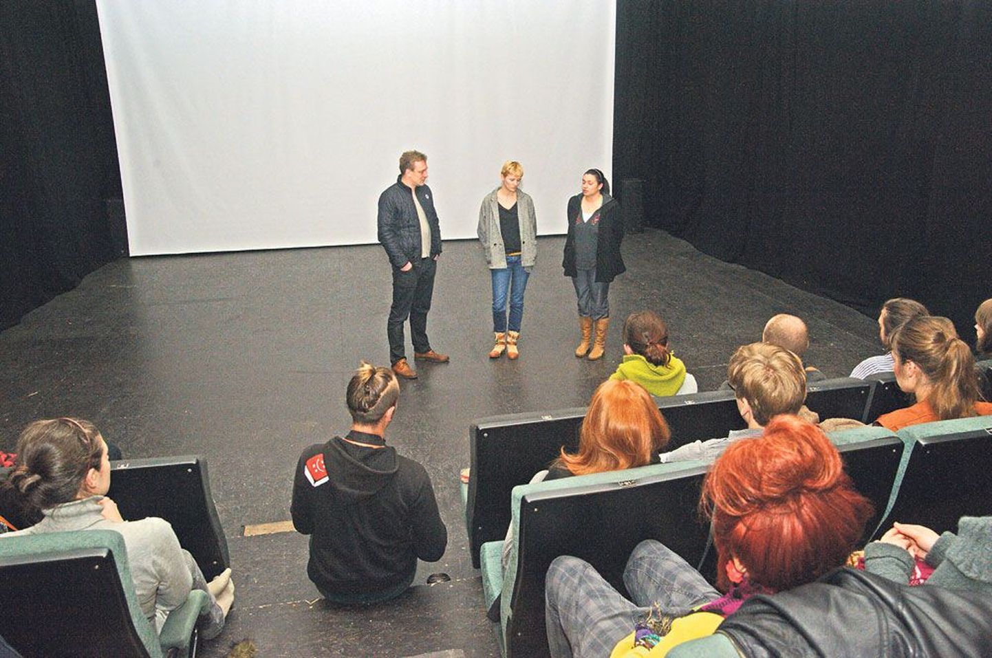 «Deemonite» eelesilinastusel Tartu Elektriteatris tulid vaatajate ette lavastaja Ain Mäeots (vasakult), kunstnik Tiiu-Ann Pello ja operaator Elen Lotman.