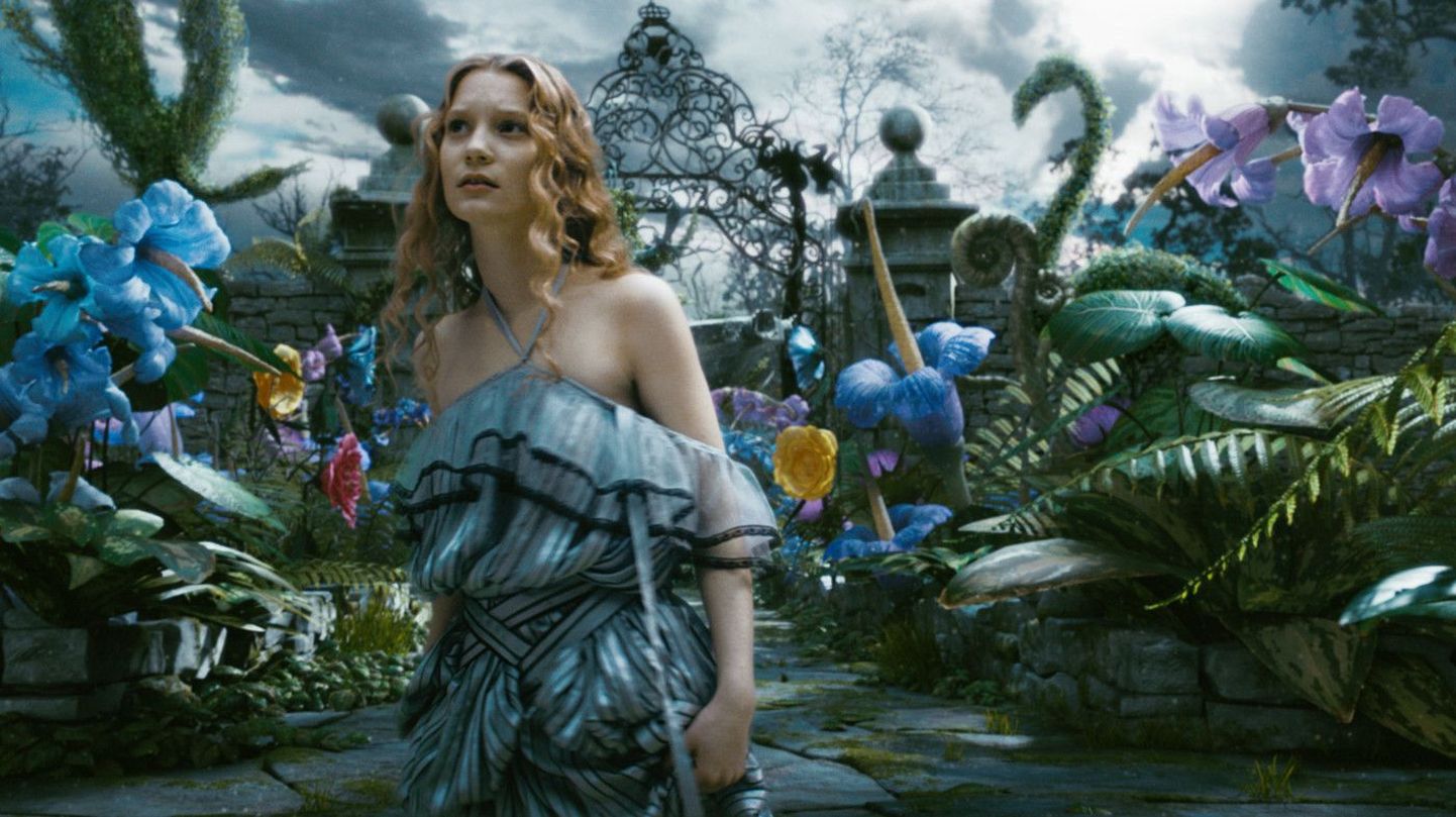 Mia Wasikowska Alice'ina Tim Burtoni filmis "Alice imedemaal"(2010)