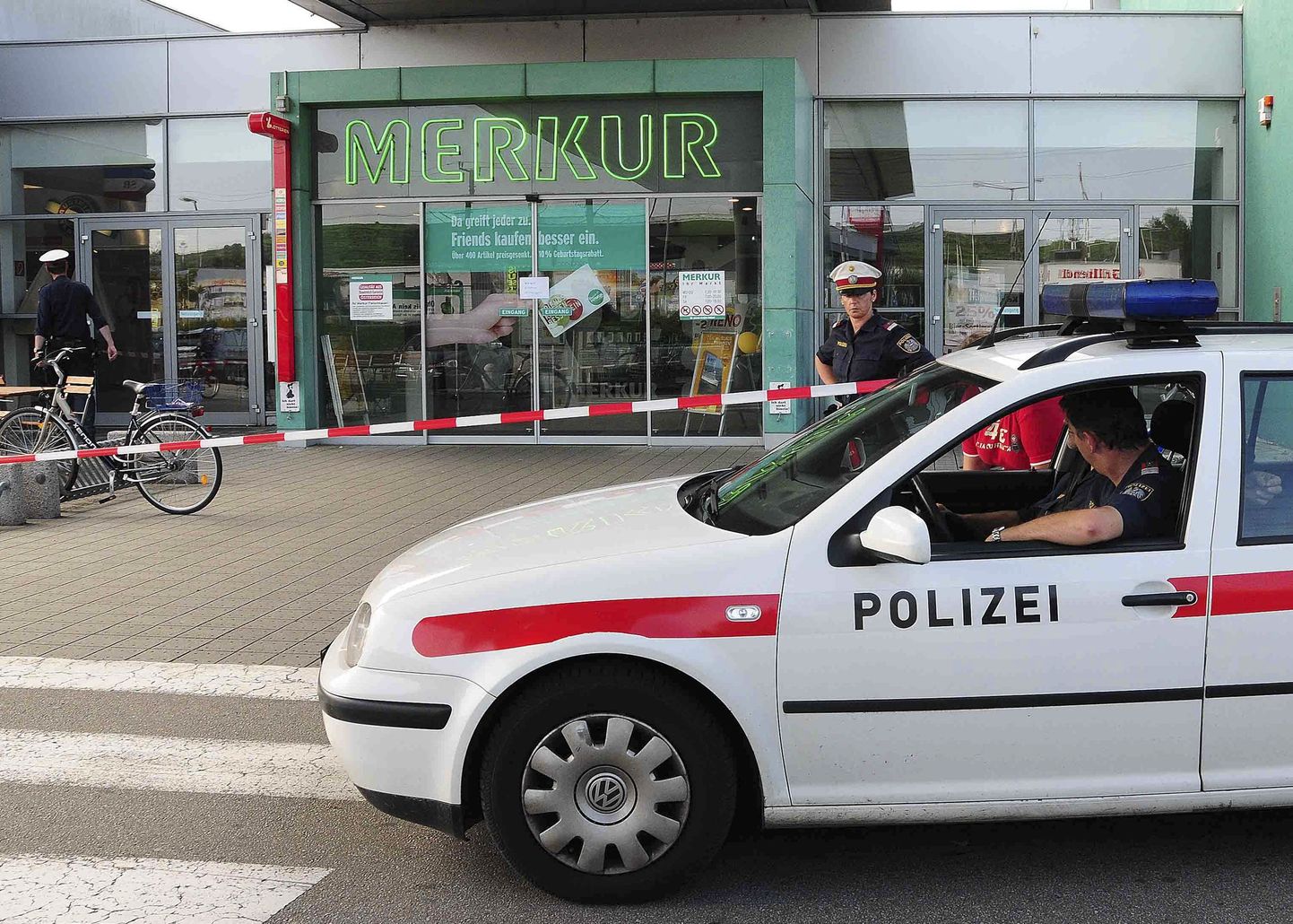Austrias Kremsis asuv ostukeskus, kus politsei teismelise poeröövli maha laskis