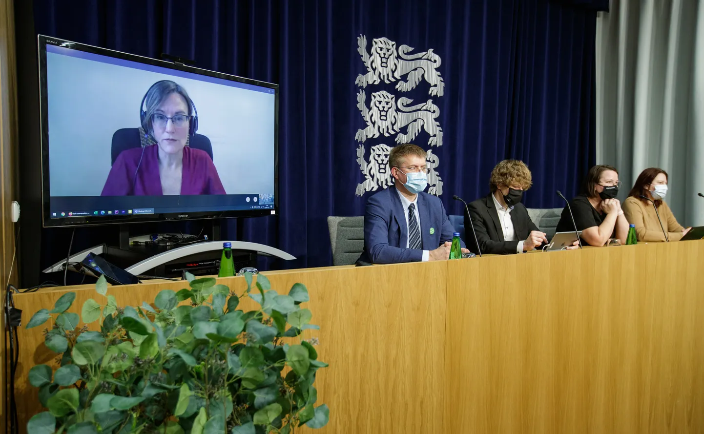 Terviseameti pressikonverents. Osalejad vasakult Maie Uusküla Ravimiametist, Terviseameti peadirektor Üllar Lanno, tervise- ja tööminister Tanel Kiik, haigekassa esmatasandi teenuste osakonna juhataja Külli Friedemann ning Ida-Tallinna eskhaigla koroonaosakonna juhataja dr Alice Lill.