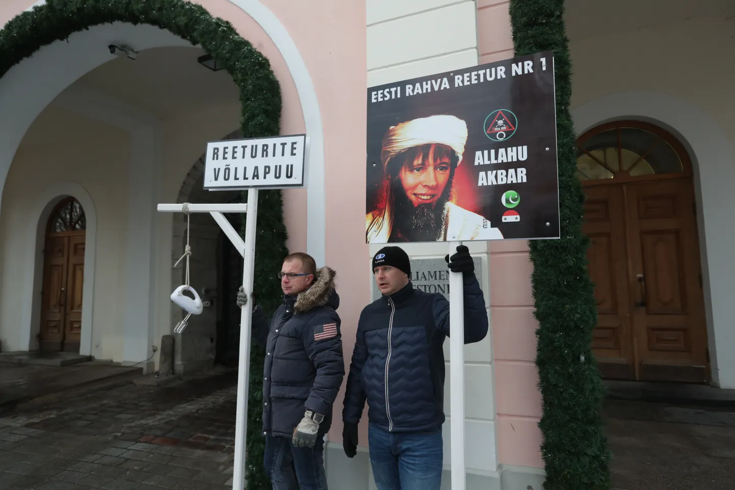 EKRE pikett riigikogu ees.